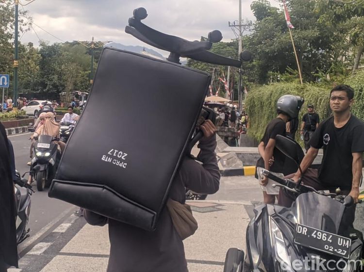 Gedung DPRD NTB yang Dibakar Dijarah, Kursi hingga Printer Dipikul