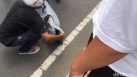 Pendemo menyembunyikan monitor komputer yang dijarah menggunakan jaket (Foto: Abdurrasyid Efendi)