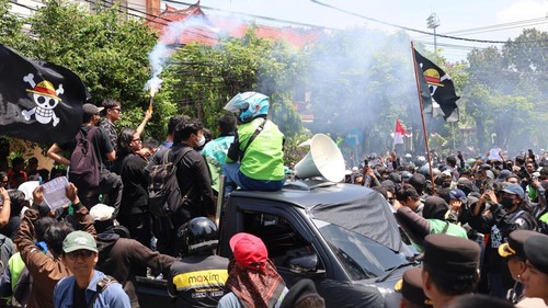 Pendemo nyalakan flare di atas bak mobil pikap di depan Mapolda Bali, Sabtu (30/8/2025). (Aryo Mahendro/detikBali). (Aryo Mahendro/detikBali)