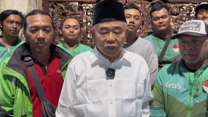 Pengasuh pondok pesantren Amanatul Ummah Prof KH Asep Saifudin Chalim