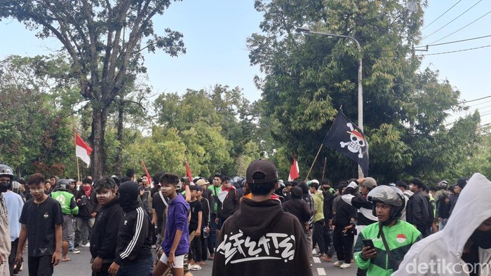 Pengunjuk rasa berkumpul menuju DPRD Bali, Sabtu (30/8/2025).