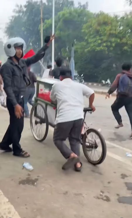 Demi Sesuap Nasi, Penjual Manisan Kolang-kaling Nekat Jualan di Tengah Demo