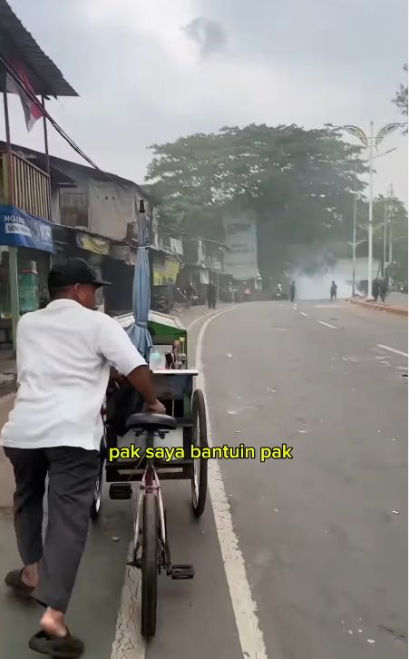 Demi Sesuap Nasi, Penjual Manisan Kolang-kaling Nekat Jualan di Tengah Demo