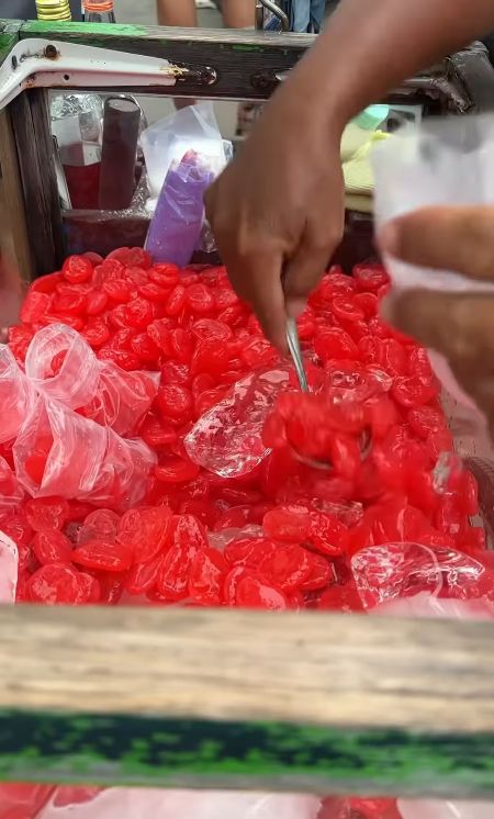 Demi Sesuap Nasi, Penjual Manisan Kolang-kaling Nekat Jualan di Tengah Demo