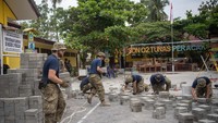 Tentara angkatan bersenjata Australia bersama tentara Amerika (US Army) menyelesaikan perbaikan Sekolah Dasar Negeri 2 Peracak di Martapuro, Ogan Komering Ulu (OKU) Timur, Sumatera Selatan, Jumat (29/8/2025). Perbaikan gedung sekolah tersebut merupakan program bakti sosial yang dilakukan prajurit TNI bersama tentara Amerika (US Army) dan tentara angkatan bersenjata Australia yang termasuk dalam Latihan Gabungan Bersama (Latgabma) Super Garuda Shield 2025. (Foto: ANTARA FOTO/NOVA WAHYUDI)