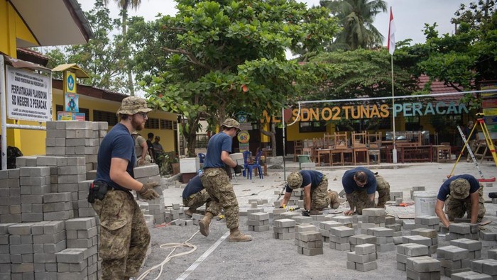 Peserta SGS 2025 perbaiki SD Negeri 2 Peracak OKU Timur Tentara angkatan bersenjata Australia bersama tentara Amerika (US Army) menyelesaikan perbaikan Sekolah Dasar Negeri 2 Peracak di Martapuro, Ogan Komering Ulu (OKU) Timur, Sumatera Selatan, Jumat (29/8/2025). Perbaikan gedung sekolah tersebut merupakan program bakti sosial yang dilakukan prajurit TNI bersama tentara Amerika (US Army) dan tentara angkatan bersenjata Australia yang termasuk dalam Latihan Gabungan Bersama (Latgabma) Super Garuda Shield 2025. ANTARA FOTO/Nova Wahyudi/nym.