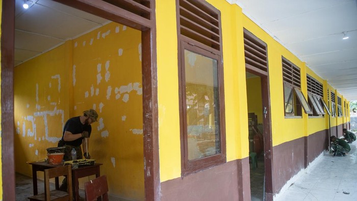 Prajurit TNI AD dari satuan Batalyon Zeni Tempur 2/Samara Grawira bersama tentara angkatan bersenjata Australia menyelesaikan perbaikan Sekolah Dasar Negeri 2 Peracak di Martapuro, Ogan Komering Ulu (OKU) Timur, Sumatera Selatan, Jumat (29/8/2025). Perbaikan gedung sekolah tersebut merupakan program bakti sosial yang dilakukan prajurit TNI bersama tentara Amerika (US Army) dan tentara angkatan bersenjata Australia yang termasuk dalam Latihan Gabungan Bersama (Latgabma) Super Garuda Shield 2025. ANTARA FOTO/Nova Wahyudi/nym.