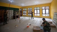 Prajurit TNI AD dari satuan Batalyon Zeni Tempur 2/Samara Grawira menyelesaikan perbaikan Sekolah Dasar Negeri 2 Peracak di Martapuro, Ogan Komering Ulu (OKU) Timur, Sumatera Selatan, Jumat (29/8/2025). Perbaikan gedung sekolah tersebut merupakan program bakti sosial yang dilakukan prajurit TNI bersama tentara Amerika (US Army) dan tentara angkatan bersenjata Australia yang termasuk dalam Latihan Gabungan Bersama (Latgabma) Super Garuda Shield 2025. (Foto: ANTARA FOTO/NOVA WAHYUDI)