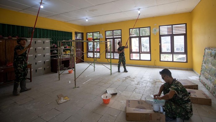 Prajurit TNI AD dari satuan Batalyon Zeni Tempur 2/Samara Grawira menyelesaikan perbaikan Sekolah Dasar Negeri 2 Peracak di Martapuro, Ogan Komering Ulu (OKU) Timur, Sumatera Selatan, Jumat (29/8/2025). Perbaikan gedung sekolah tersebut merupakan program bakti sosial yang dilakukan prajurit TNI bersama tentara Amerika (US Army) dan tentara angkatan bersenjata Australia yang termasuk dalam Latihan Gabungan Bersama (Latgabma) Super Garuda Shield 2025. ANTARA FOTO/Nova Wahyudi/nym.