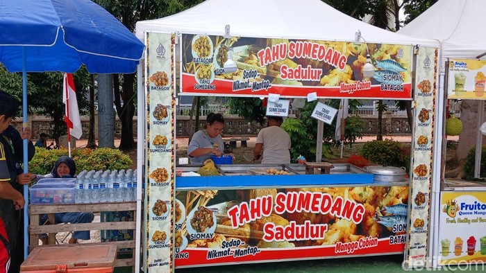Pedagang Pesta Rakyat HUT ke-80 RI tingkat Kota Batam tengah menyiapkan jualannya.