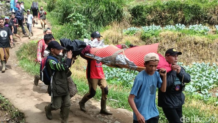 Petugas evakuasi pendaki meninggal