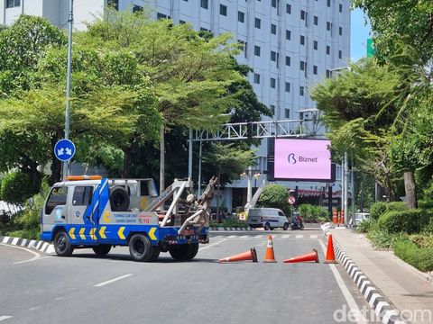 Petugas Gabungan Membersihkan Jalan di Kota Surabaya