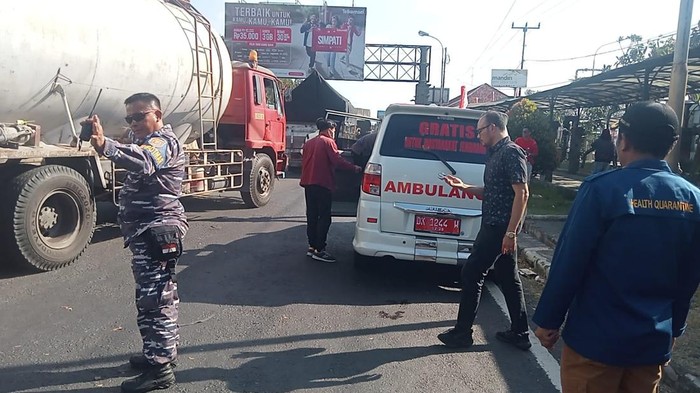 Petugas mengevakuasi jenazah seorang pria yang ditemukan di trotoar area Pelabuhan Gilimanuk, Kabupaten Jembrana, Bali, pada Sabtu (30/8/2025).