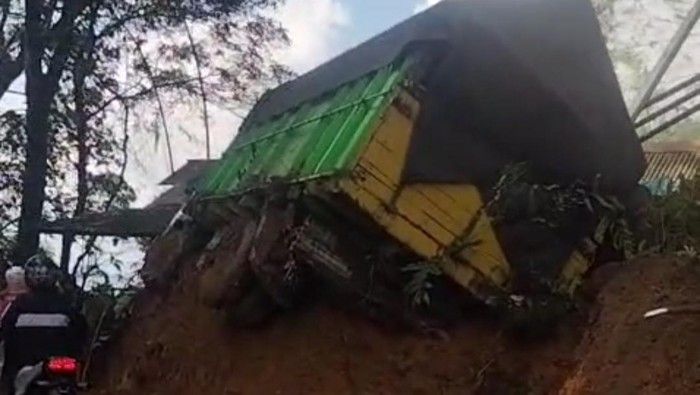 Piket Nol Lumajang longsor terjang truk