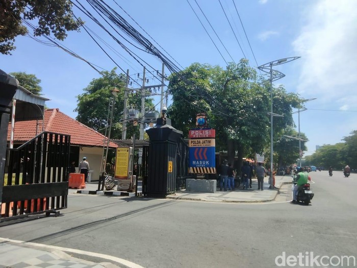 Pintu Masuk Polda Jatim dari Jalam A Yani