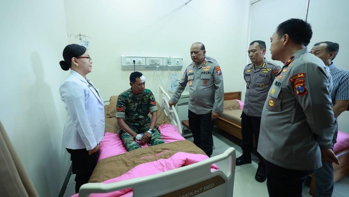 Kapolda Jatim Irjen Nanang Avianto bersama Wakapolda Jatim Brigjen Pasma Royce jenguk anggota yang luka saat amankan demo di Grahadi