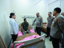 Kapolda Jatim Jenguk Petugas yang Luka Saat Amankan Demo di Grahadi