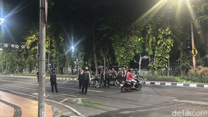 Polisi berjaga di Jalan Raya Darmo