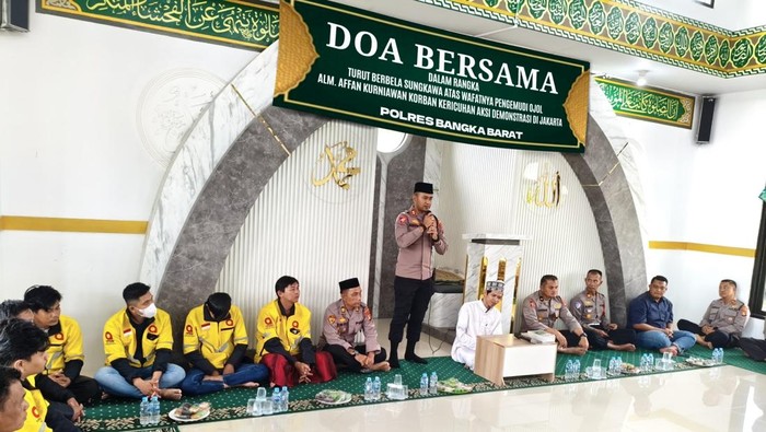 Polisi dan komunitas ojol menggelar doa bersama di Kabupaten Bangka Barat untuk mendoakan Affan.
