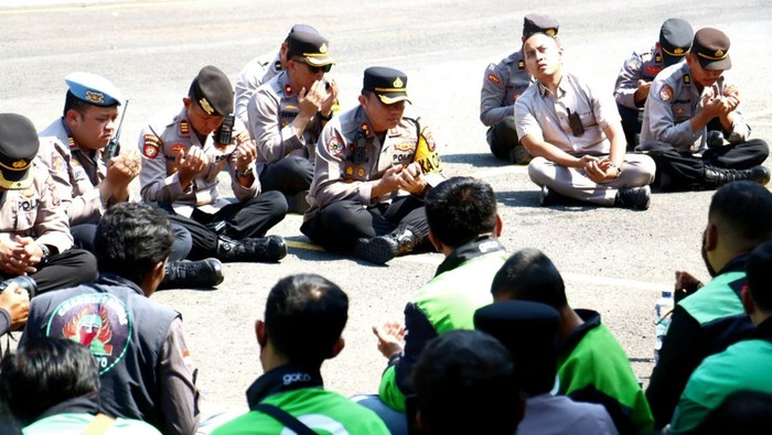 Polisi dan ojol lantunkan doa bersama untuk Affan di Polres Mojokerto Kota