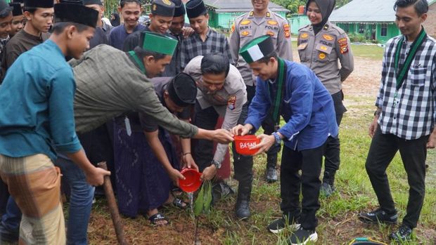 Polisi, mahasiswa, dan santri kompak menanam pohon di Rokan Hulu.