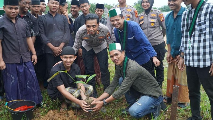 Polisi, mahasiswa, dan santri kompak menanam pohon di Rokan Hulu.