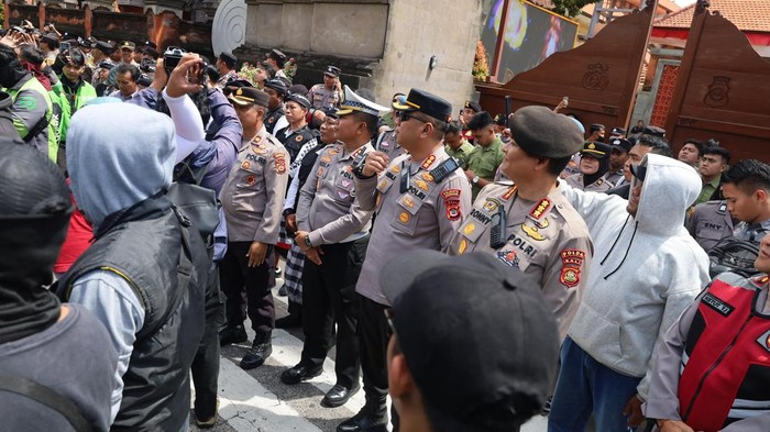 Polisi melakukan pengamanan demonstrasi di depan Mapolda Bali, Sabtu (30/8/2025). (Aryo Mahendro/detikBali)