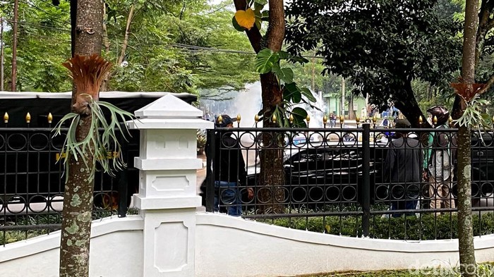 Polisi melepaskan gas air mata ke arah perusuh di DPRD Jabar.