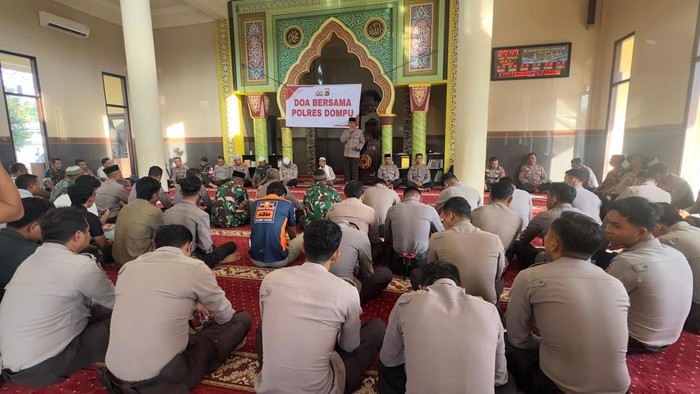 Polres Dompu, Kodim 1614 Dompu, dan masyarakat menggelar alat gaib dan doa bersama untuk mendiang Alfan Kurniawan, driver ojol yang tewas akibat dilindas rantis polisi, Sabtu (30/8/2025). (Dok. Polres Dompu)