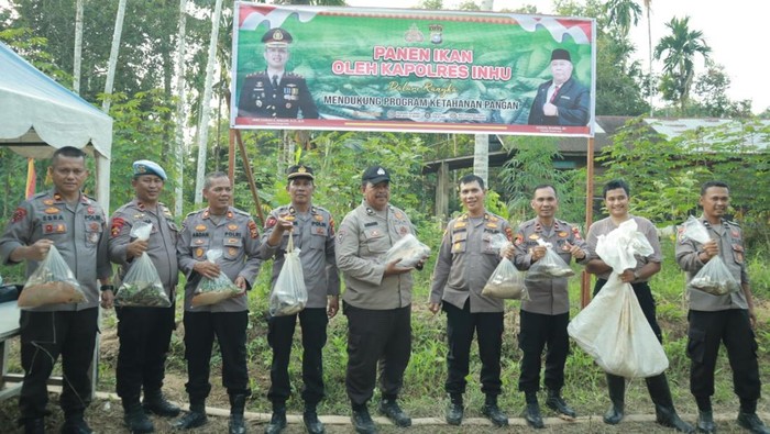 Polres Inhu menggelar panen ikan mendukung ketahanan pangan.
