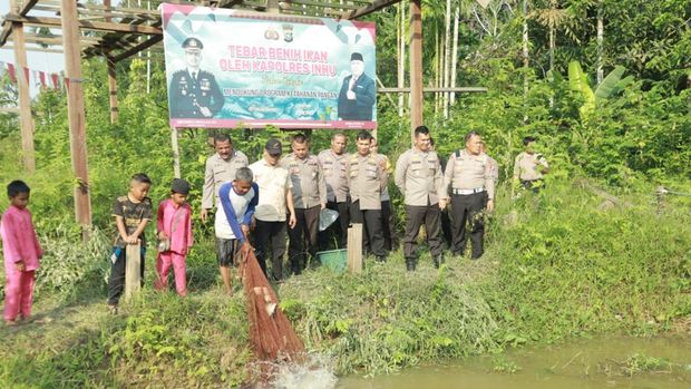 Polres Inhu menggelar panen ikan mendukung ketahanan pangan.