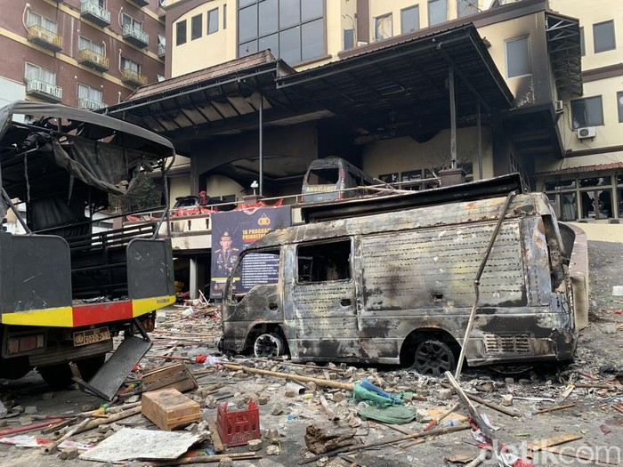 Polres Metro Jakarta Timur dilempar molotov tadi malam. Hal ini mengakibatkan beberapa mobil terbakar. Proses evakuasi berlangsung (Mulia Budi/detikcom)