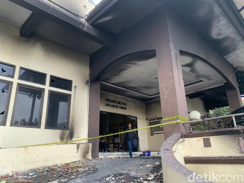 Polres Metro Jakarta Timur dilempar molotov tadi malam. Hal ini mengakibatkan beberapa mobil terbakar. Proses evakuasi berlangsung (Mulia Budi/detikcom)