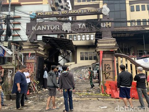 Polres Metro Jakarta Timur dilempar molotov tadi malam. Hal ini mengakibatkan beberapa mobil terbakar. Proses evakuasi berlangsung (Mulia Budi/detikcom)
