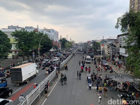 Polres Metro Jakarta Timur dilempar molotov tadi malam. Hal ini mengakibatkan beberapa mobil terbakar. Proses evakuasi berlangsung (Mulia Budi/detikcom)