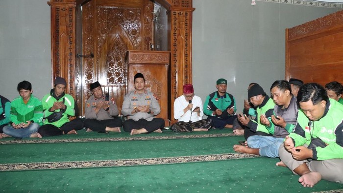 Polres Nganjuk dan komunitas ojol doa bersama untuk Affan Kurniawan yang tewas dilindas mobil rantis Brimob