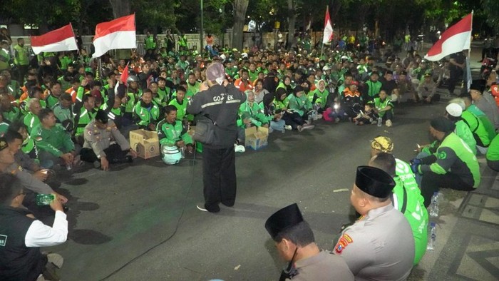 Komunitas ojel di Pasuruan menggelar salat gaib bersama di Mapolres setempat untuk Affan Kurniawan yang tewas dilindas mobil Brimob