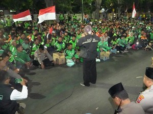 Ratusan Diver Ojol Salat Gaib di Mapolres Pasuruan untuk Affan Kurniawan