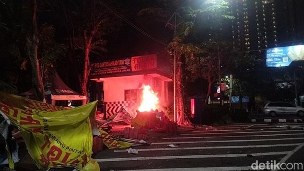 Pos polisi dibakar di Jalan A Yani Surabaya