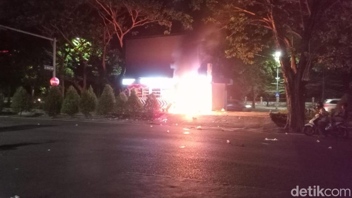 Pos polisi dibakar di Jalan A Yani Surabaya