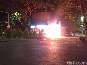 Lagi, Massa pendemo Bakar Pos Polisi di Jalan A Yani Surabaya