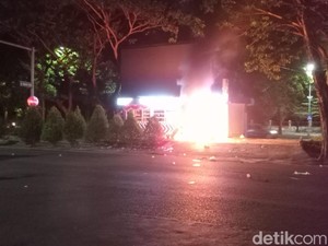 Fakta-fakta Ricuh Demo Surabaya, Motor dan Pos Polisi Hangus