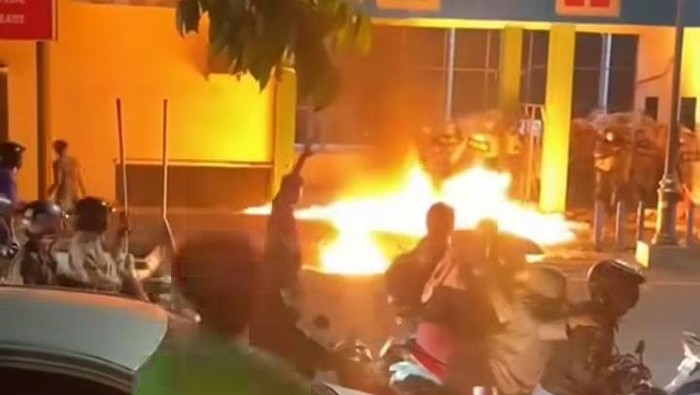 Puluhan pertugas terkepung kobaran api saat massa bakar pos polisi Waru Sidoarjo dibakar