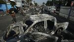 Rangka Mobil Gosong Berserakan di Jalan Matraman Raya