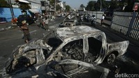 Sisa-sisa kendaraan yang terbakar menjadi tontonan warga sekitar maupun yang melintas.