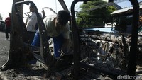 Rangka mobil yang gosong tersisa di lokasi kerusuhan tepat di depan Polres Jakarta Timur.