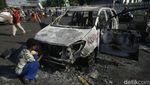 Rangka Mobil Gosong Berserakan di Jalan Matraman Raya