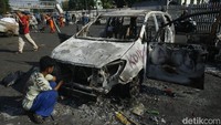 Seorang pengepul besi memanfaatkan situasi tersebut dengan mengambil bagian mobil yang tersisa.
