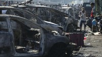 Sebanyak 12 kendaraan yang terparkir di jalan tersebut ludes terbakar.