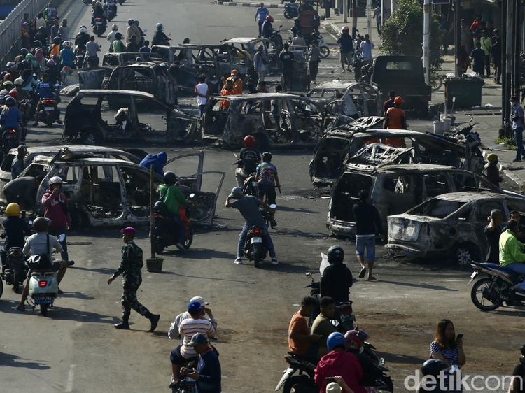 Rangka Mobil Gosong Berserakan di Jalan Matraman Raya